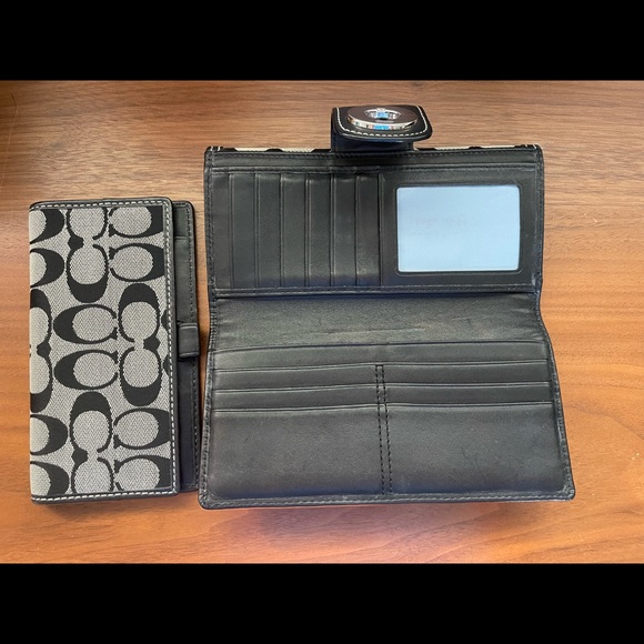 EXCELLENT condition! Coach signature black wallet - Picture 3 of 9